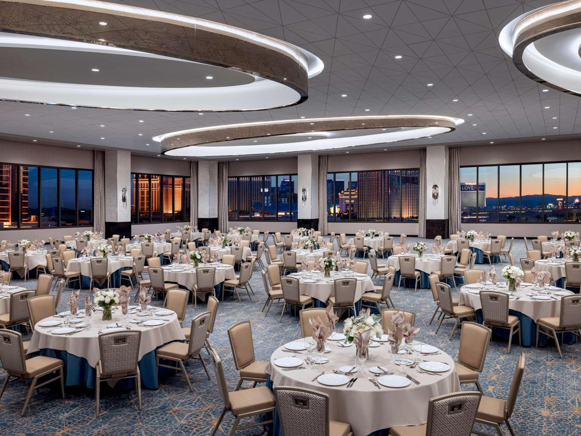Vegas Hilton At World Resort 4*